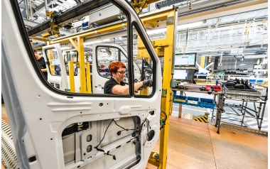 Interconnected technologies boost process reliability in manufacturing. First, side mirrors and seats were tagged with RFID tags in a pilot Phase. (Credit: Fraunhofer IFF, Andreas Süss)