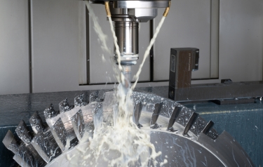 Expamle of use for 5G in a milling machine: Industrie 4.0 machining processes require robust, wireless sensors fixed to the workpiece and short data transmission latencies (Credit: Fraunhofer IPT)