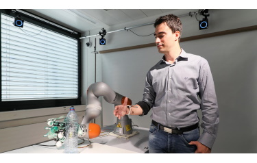 © 2019 EPFL / Alain Herzog. Artoni Fiorenzo tries out shared control with the robotic arm.
