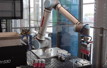 The demonstrator robotic arm built to test the automation of the packing and cap-screwing processes.