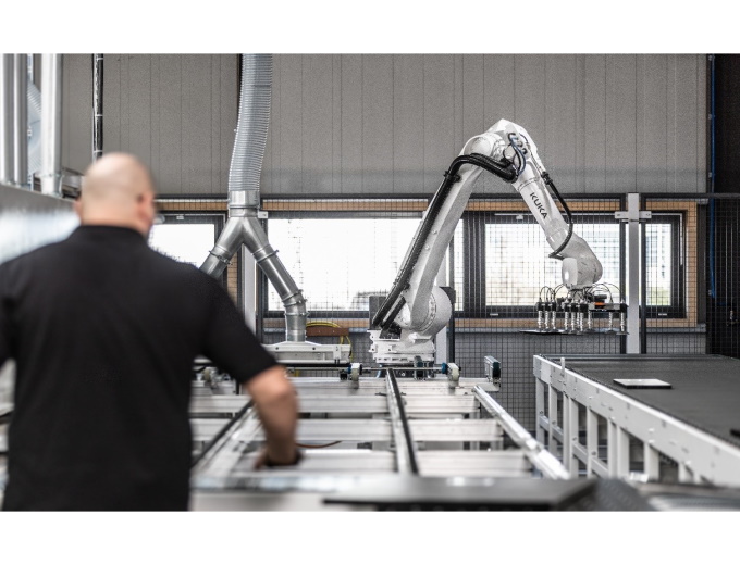 A mixture of industry and craftsmanship: a KUKA robot is the ‘star’ of production