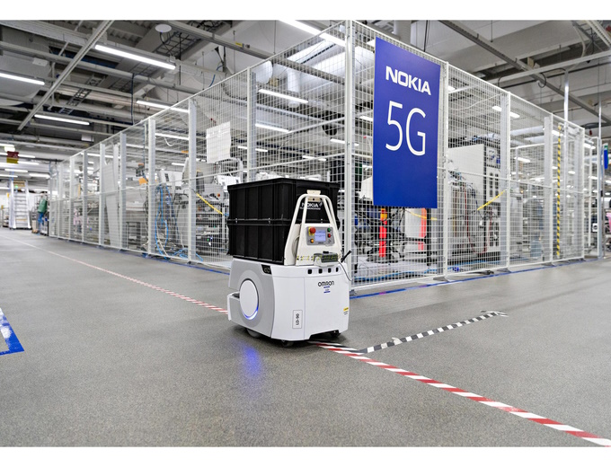 In an intelligent and autonomous transport application, the OMRON LD mobile robot benefits from seamless connectivity that can be provided by Nokia’s 5G private wireless network technology