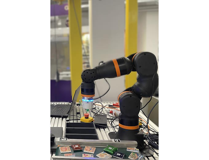 The pizza use case was recreated in miniature form. The robot was programmed to recognise correctly, grasp and package the pizzas