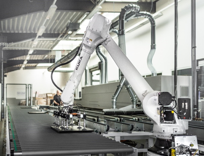 A KUKA robot from the KR IONTEC series performs handling tasks and palletizes series components A KUKA robot from the KR IONTEC series performs handling tasks and palletizes series components
