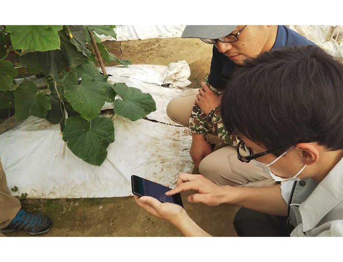 Checking sensor data on a smartphone Checking sensor data on a smartphone