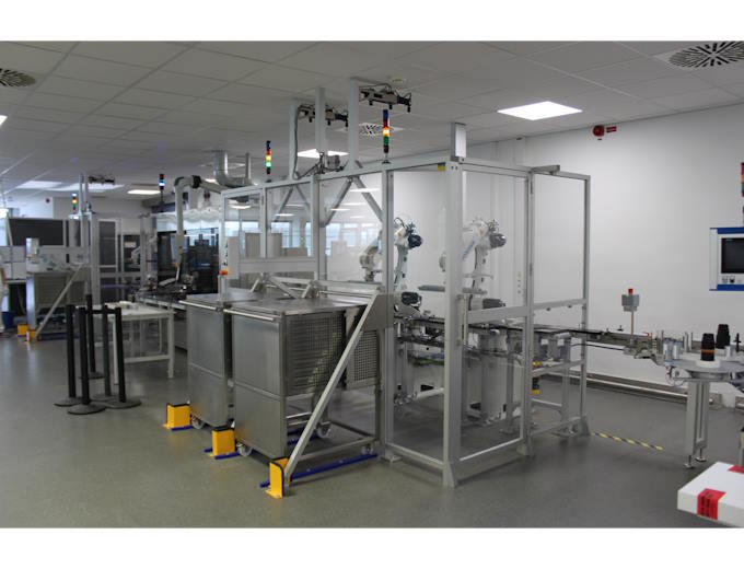 The trolleys are pushed into the work area of the robots. From then on, the process runs autonomously The trolleys are pushed into the work area of the robots. From then on, the process runs autonomously